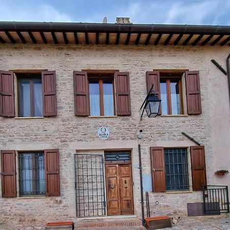 La scuola del castello località San Giovanni Spello Esterno foto