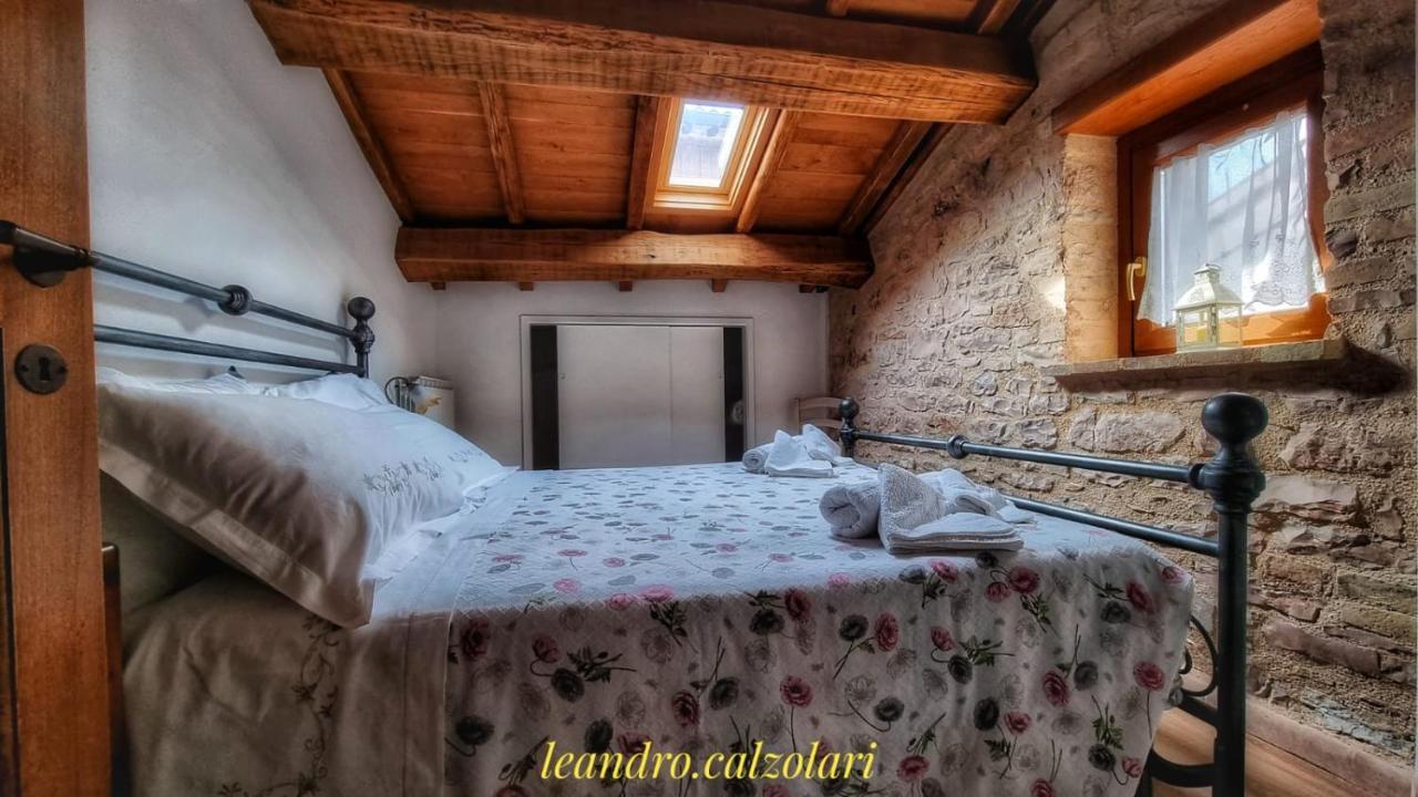 La scuola del castello località San Giovanni Spello Esterno foto