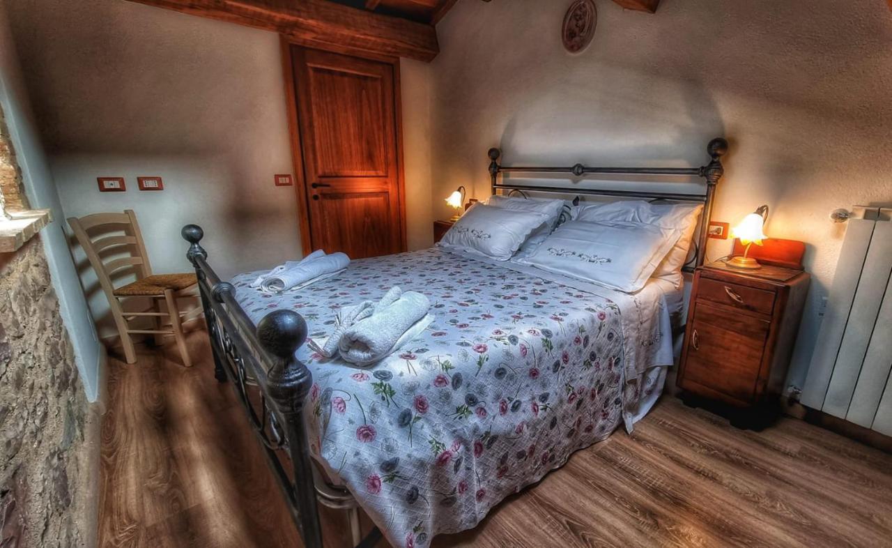 La scuola del castello località San Giovanni Spello Esterno foto