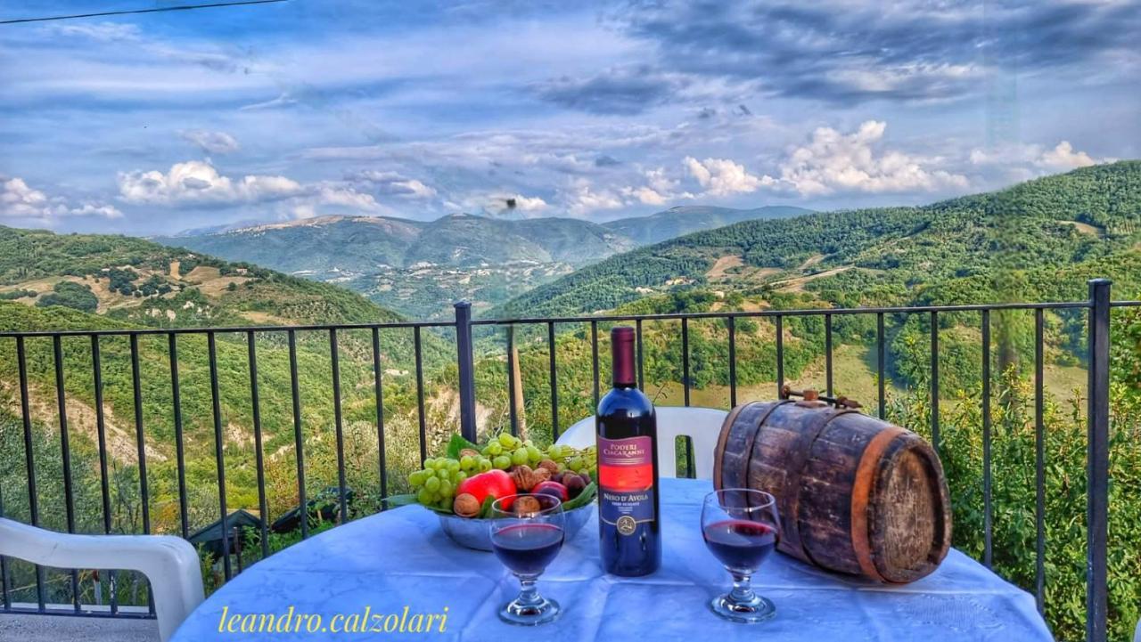 La scuola del castello località San Giovanni Spello Esterno foto