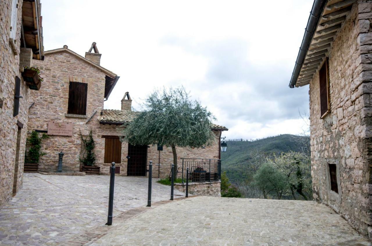 La scuola del castello località San Giovanni Spello Esterno foto