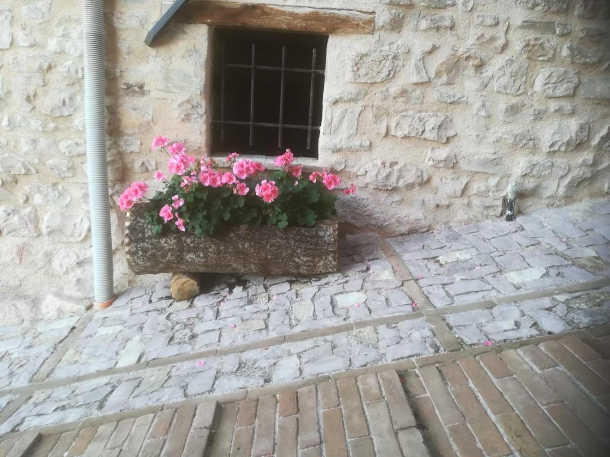 La scuola del castello località San Giovanni Spello Esterno foto
